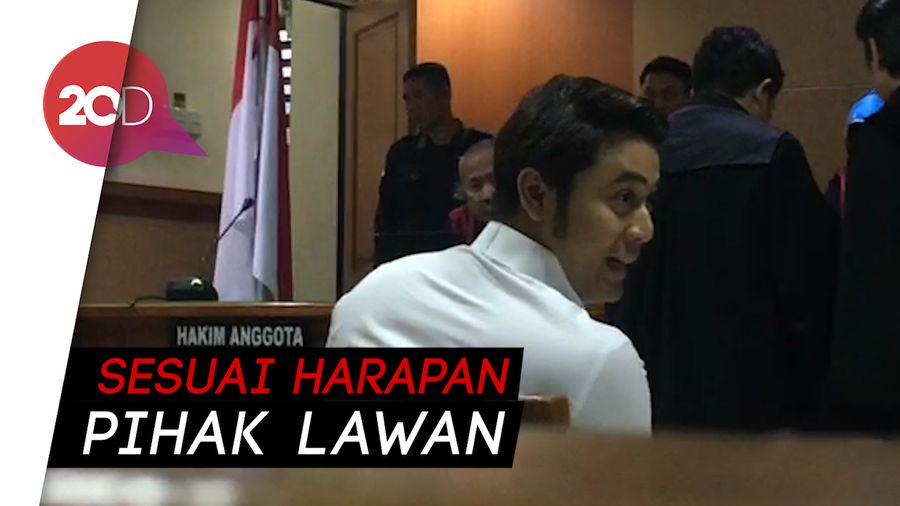 Reaksi Kriss Hatta Saat Dengarkan Dakwaan