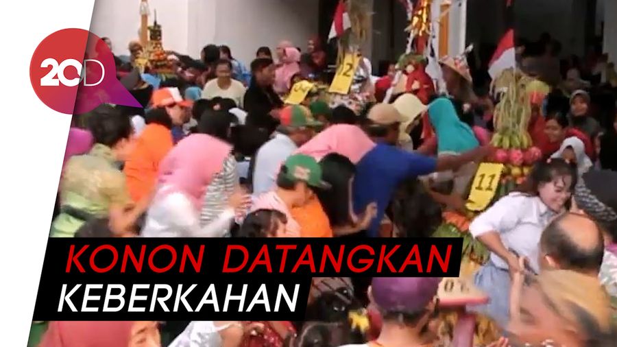 Seru! Rebutan Tumpeng Hasil Bumi di Mojokerto