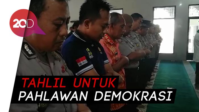 Ratusan Polisi Salat Gaib untuk Petugas Pemilu yang Meninggal