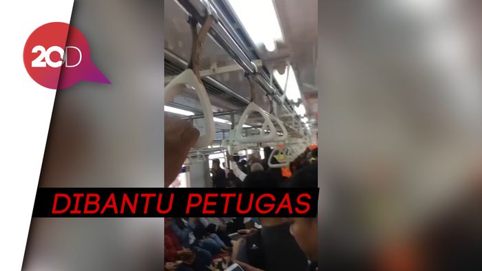 Detik-detik Wanita Melahirkan di Dalam KRL di Stasiun UI
