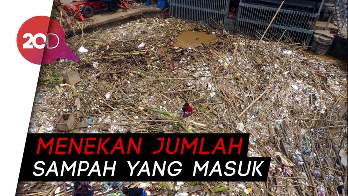 Anies Ingin Bangun Saringan Sampah di Sungai Ciliwung