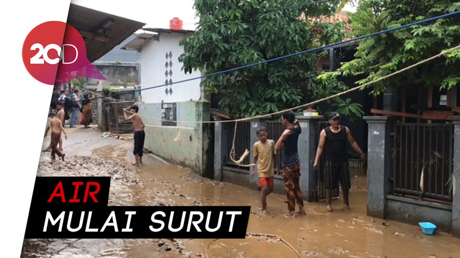Banjir di Pejaten Timur: Orang Tua Bersih-bersih, Bocah Main Air
