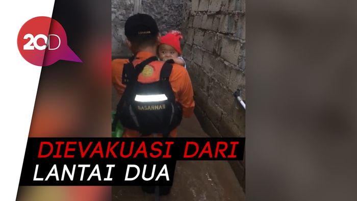 Dramatis! Momen Basarnas Evakuasi Bayi yang Terjebak Banjir