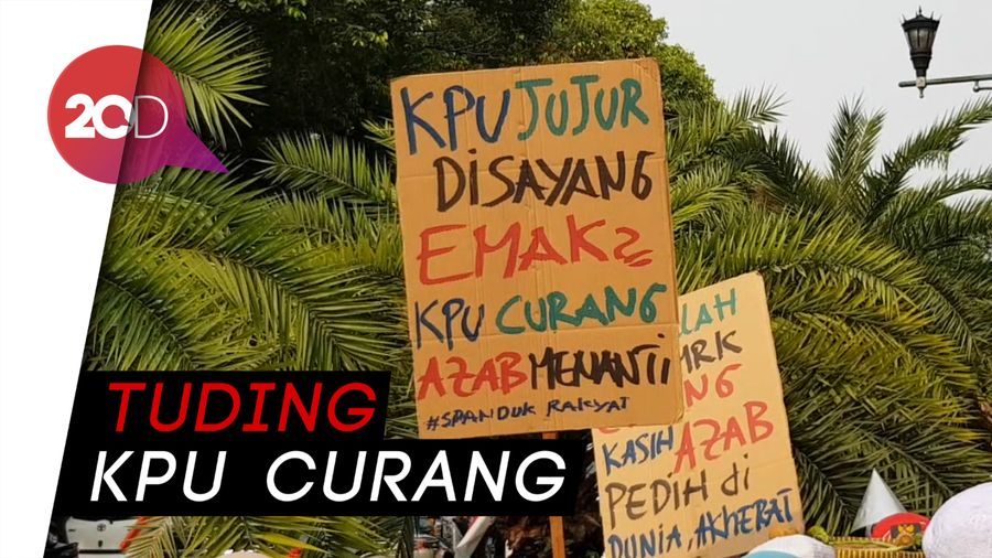 Emak-emak dan Pekerja Seni Pendukung 02 Demo di Depan KPU
