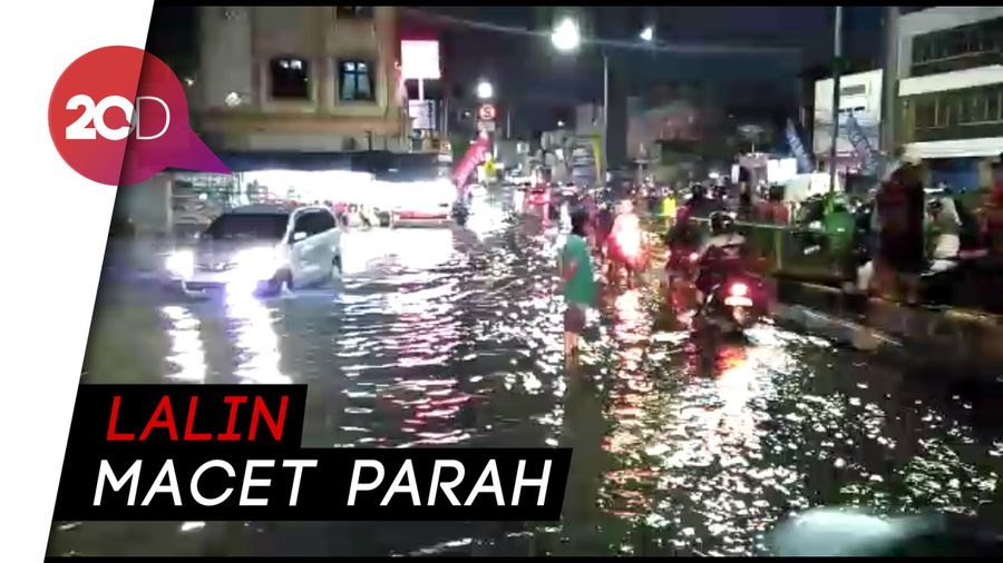 Jalan Arif Rahman Hakim Depok Tergenang Banjir, Lalin Macet