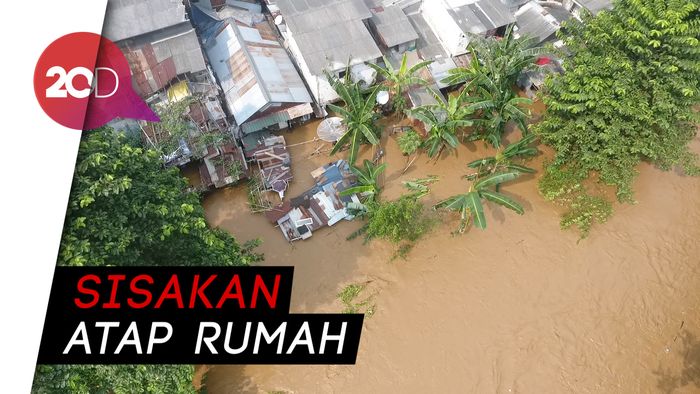 Tolong... Rumah di Bantaran Kali Ciliwung Tenggelam!