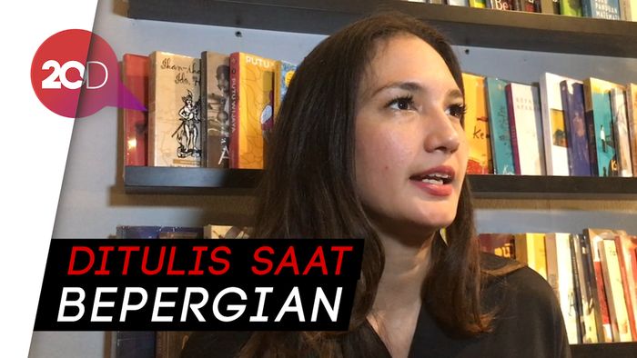 Nadine Chandrawinata Segera Rilis Buku Puisi Tentang Indonesia