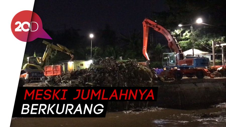 Sampah Masih Terus Mengalir ke Pintu Air Manggarai