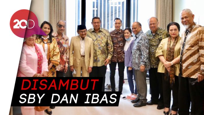 BJ Habibie Jenguk Ani Yudhoyono di Singapura