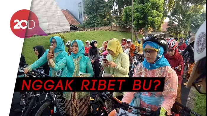 Para ‘Kartini Gowes’ Keliling Banyuwangi Kenakan Kebaya