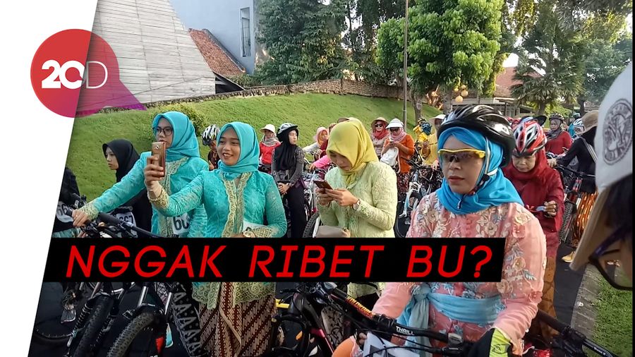 Para ‘Kartini Gowes’ Keliling Banyuwangi Kenakan Kebaya