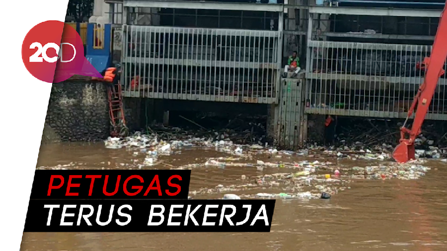 Sampah di Pintu Air Manggarai Berangsur Hilang