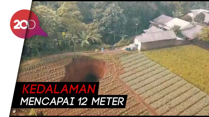 Suara Gemuruh, Lubang Raksasa Muncul Lagi di Sukabumi