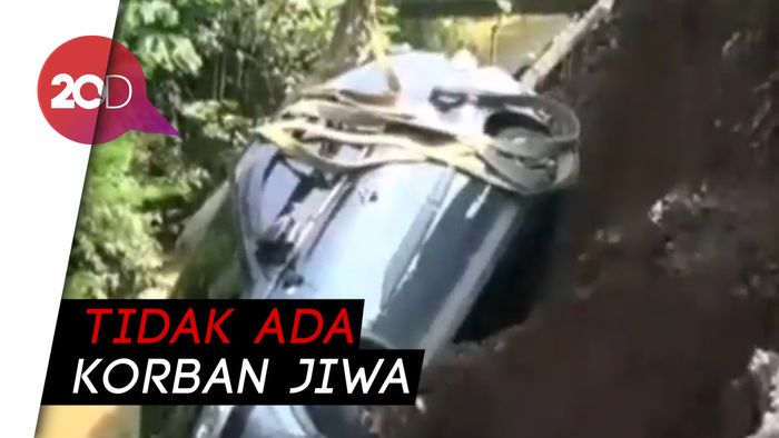 Longsor di Bogor, Mobil dan Motor Jadi Korban