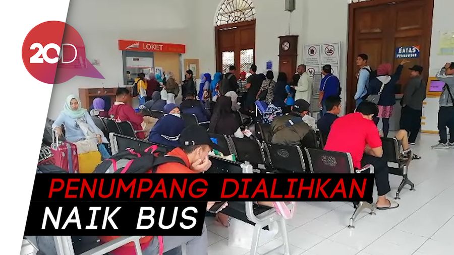 Ratusan Penumpang Telantar di Stasiun Pasuruan Akibat Rel Terendam