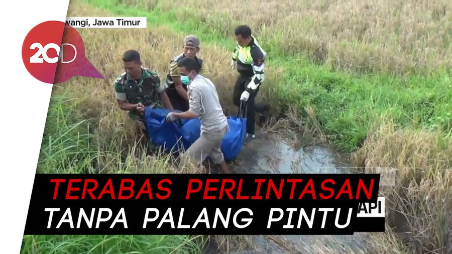 Tragis! Pemotor Tewas Disambar Kereta Usai Nyelonong Perlintasan