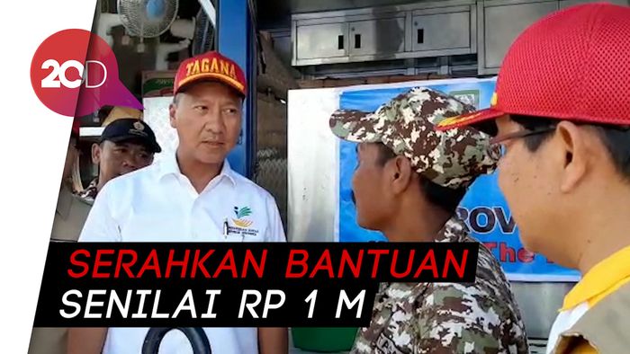 Ke Bengkulu, Mensos Serahkan Bantuan Rp 1 M untuk Korban Banjir