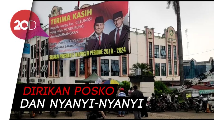 Relawan Ramai ‘Jaga’ Baliho Klaim Kemenangan Prabowo di Cileungsi