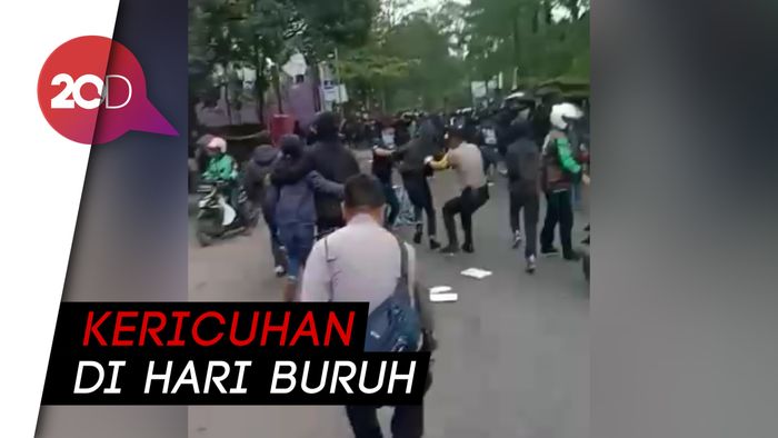 Aksi May Day di Bandung Ricuh, 2 Fotografer Dipukul Polisi
