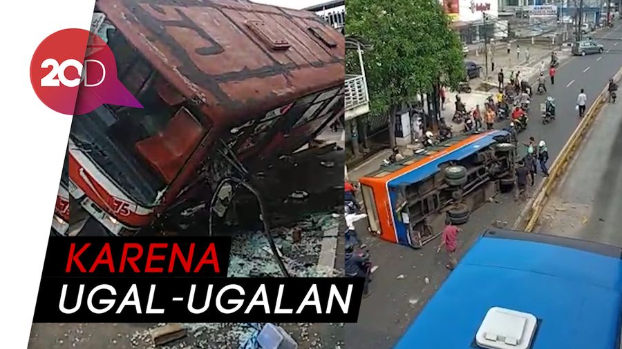 Bus Metromini Terbalik di Mampang, 1 Orang Tewas