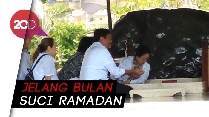 Megawati Nyekar ke Makam Sang Ayah