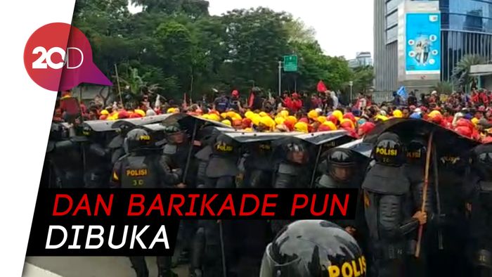 Sempat Terhadang, Massa Buruh Lewati Bundaran HI Menuju Istana