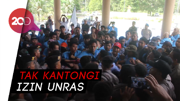 Demo Mahasiswa di Kantor DPRD Bangka Belitung Berujung Ricuh