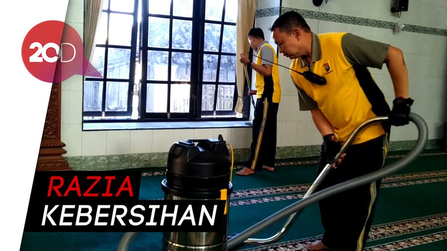 Jelang Ramadan, Polisi di Ponorogo Bersih-bersih Masjid