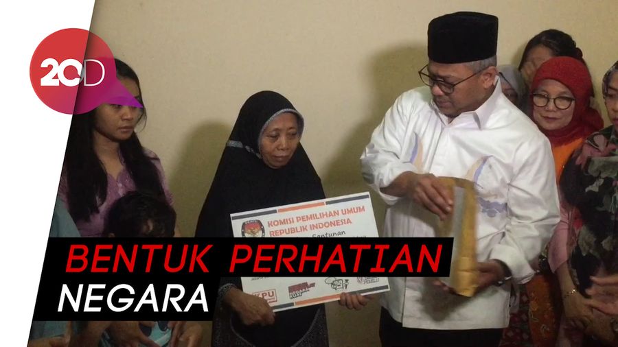 Ketua KPU Serahkan Santunan ke Ahli Waris KPPS yang Meninggal