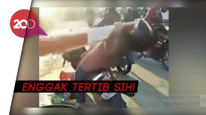 Terobos Palang Pintu Kereta, Emak-emak Matic Terjungkal