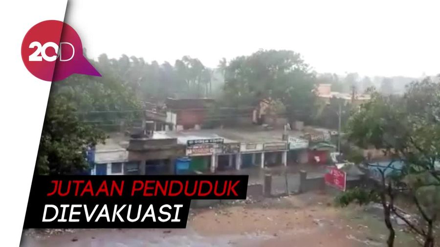 India Porak-poranda Dihajar Topan Fani