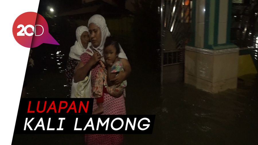 Potret Warga Gresik Salat Tarawih di Tengah Banjir
