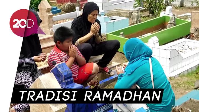 Merajut Rindu di Makam Keluarga Jelang Ramadhan