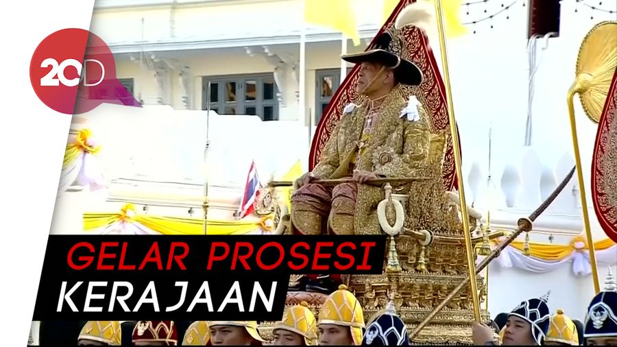 Tandu Emas Arak Raja Thailand Keliling Bangkok