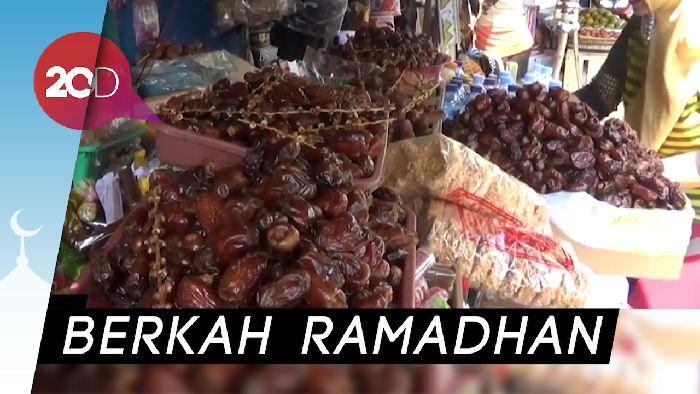 Laris Manis Pedagang Kurma Musiman di Kudus