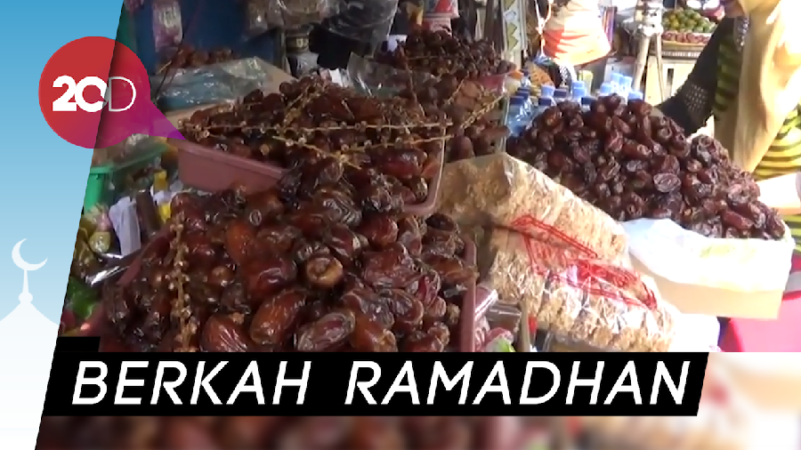 Laris Manis Pedagang Kurma Musiman di Kudus