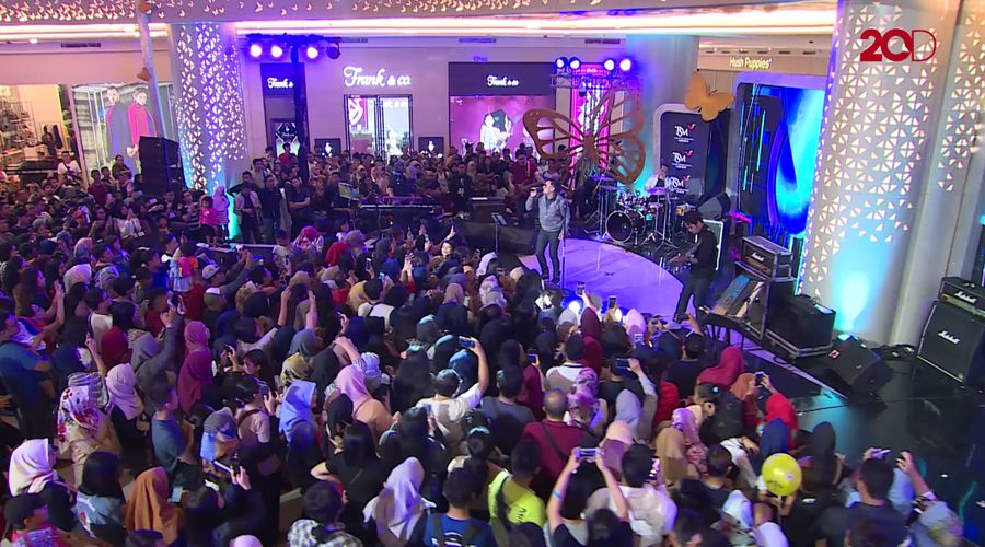 Pengunjung Padati Panggung Rio Febrian