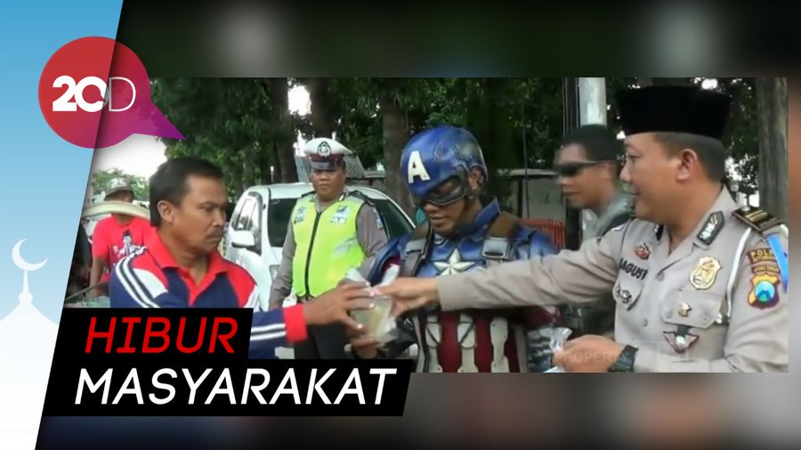 Wow! Tokoh Avengers Bagi Takjil Puasa di Situbondo