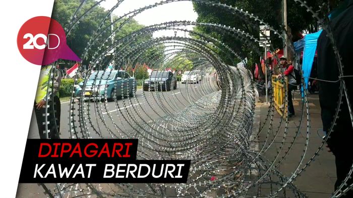 Jelang Unjuk Rasa Kivlan Zen, Kawat Berduri Bentengi Gedung KPU