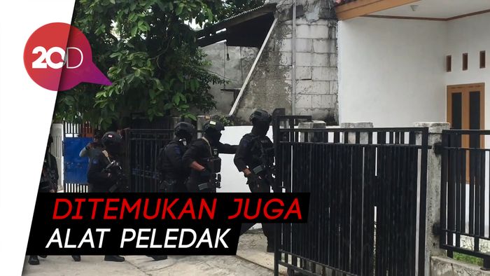 Polisi Temukan Pin ISIS di Rumah Pelaku Penyimpan Bom Bekasi