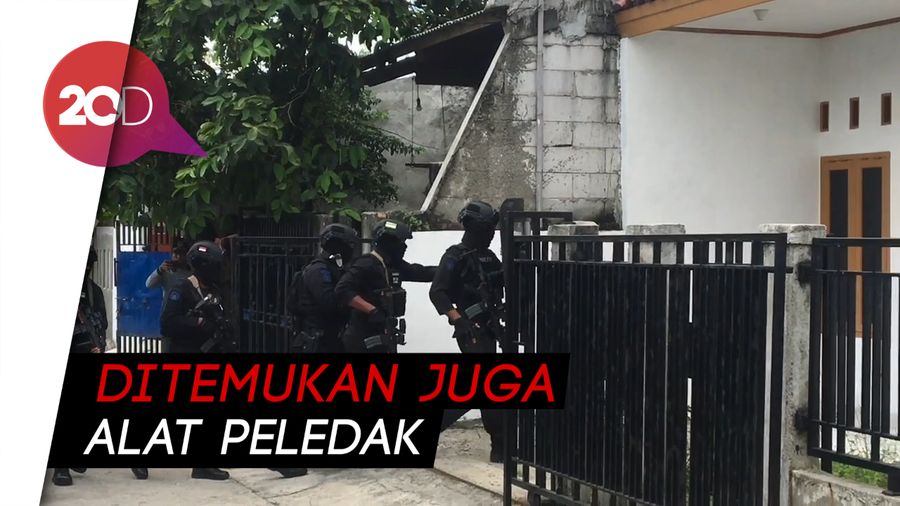 Polisi Temukan Pin ISIS di Rumah Pelaku Penyimpan Bom Bekasi