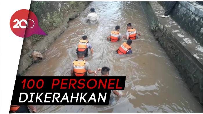 Detik-detik Pencarian Bocah yang Tenggelam di Gorong-gorong