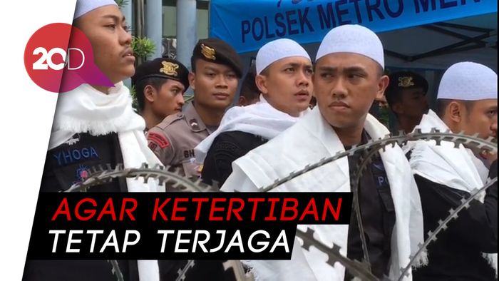 Di Balik Kawat Berduri, Polisi Berpeci Kawal Aksi di Bawaslu