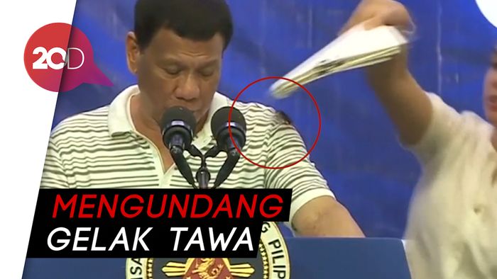  Hii.. Presiden Duterte Digerayangi Kecoak Saat Pidato