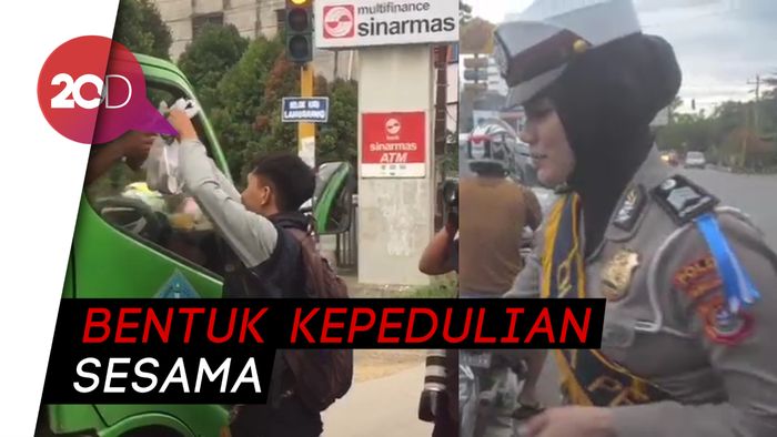 Saat Pak Polisi dan Wartawan Kendari Bagi-bagi Takjil Gratis