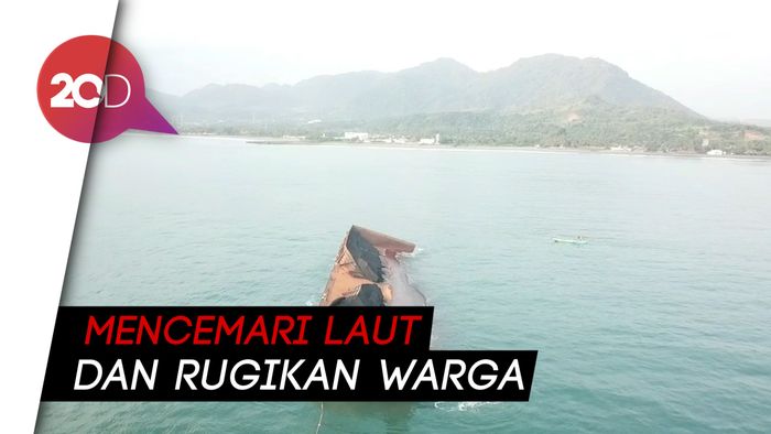 Batu Bara di Pantai Cipatuguran Bikin Gatal-gatal hingga Puyeng