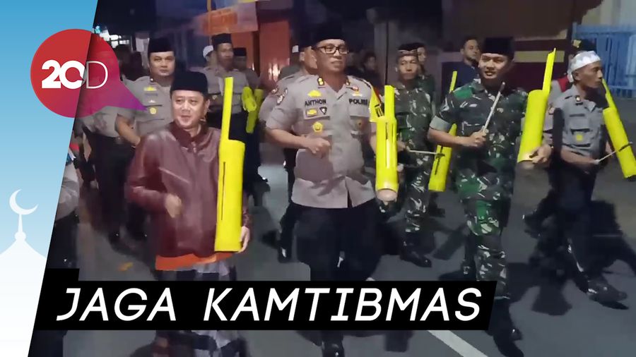 Patroli Sahur Pakai Kentongan Ala TNI-Polri di Kediri