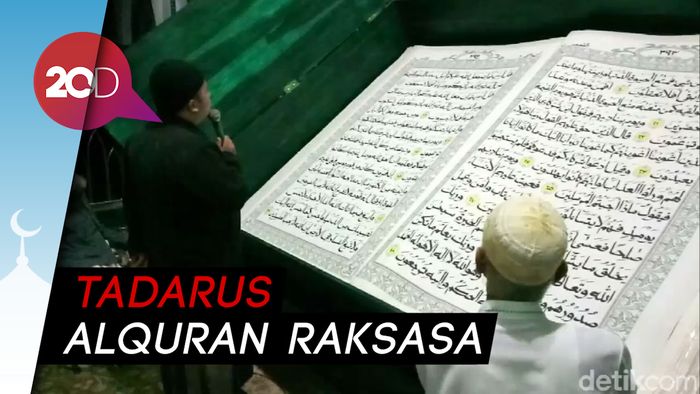 Unik! di Banyuwangi Tadarus Gunakan Alquran Raksasa