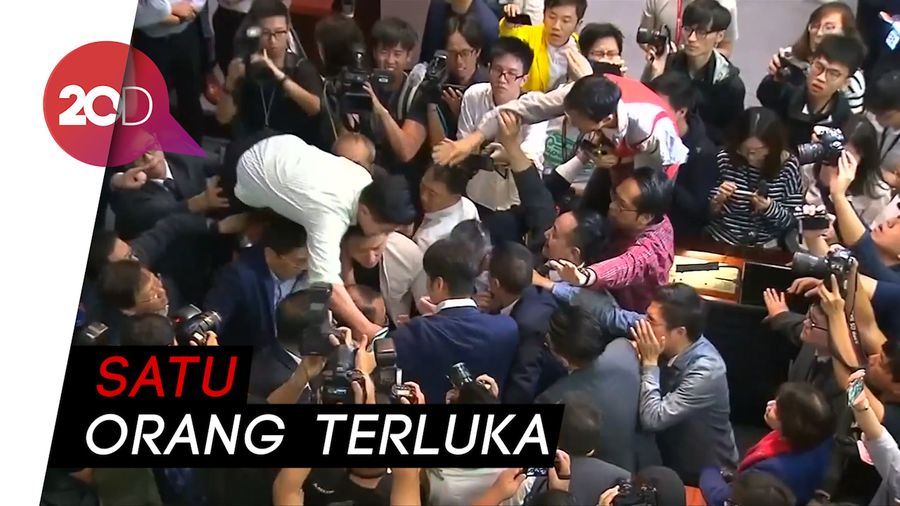 Anggota Dewan Hong Kong Baku Hantam