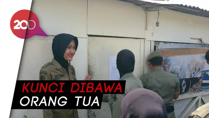 Aneh! Dirazia Satpol PP, Warung di Cilegon Digembok tapi Ada Orang